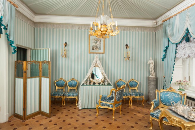 http-peterhofmuseum-ruobjectspeterhofmuzei_banniy_korpus-1